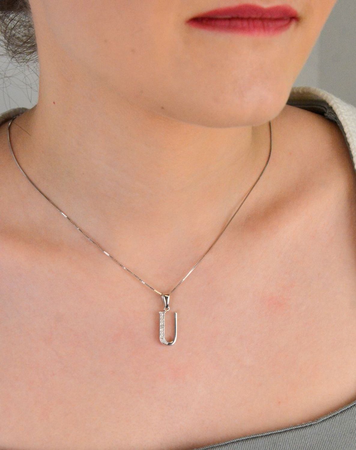 Zawieszka srebrna literka U zdobiona cyrkoniami próba 925, AP012-1795 U Zawieszka w kształcie literki U, wykonana ze srebra próby 925, to doskonały wybór dla tych, którzy pragną połączyć 1.jpg